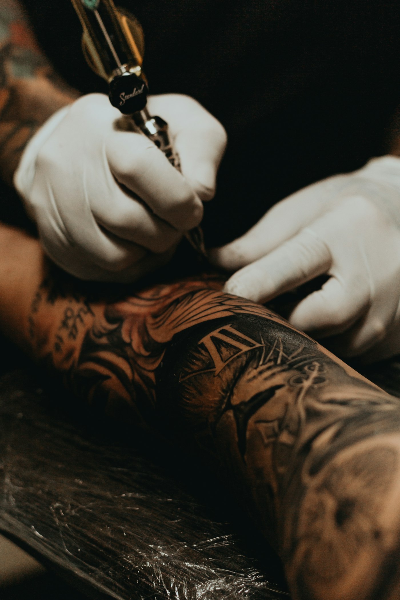 Tatoueur au travail